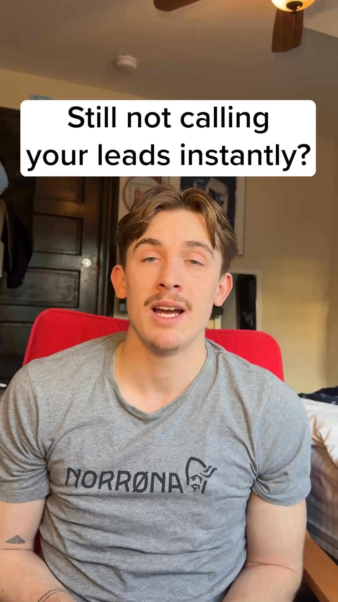 Anúncio em vídeo da SimpleTalk no formato Notificação e Talking Head