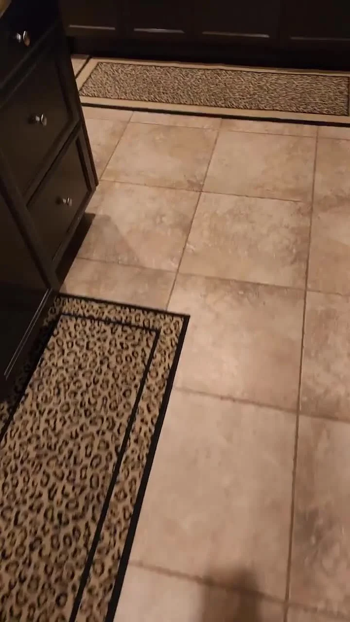 Anúncio em vídeo da TikTok Top Ads no formato Antes e Depois e Stories Natural