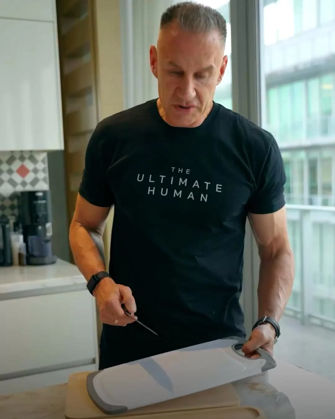 Anúncio da The Ultimate Human no formato Lifestyle / Aspiracional e Demonstração de Produto