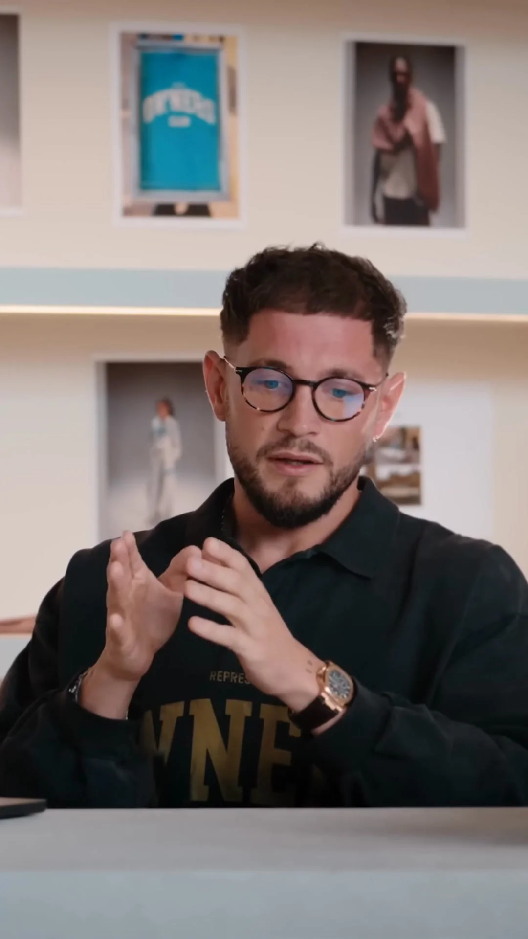 Anúncio em vídeo da Represent Clothing no formato B-Roll e Talking Head